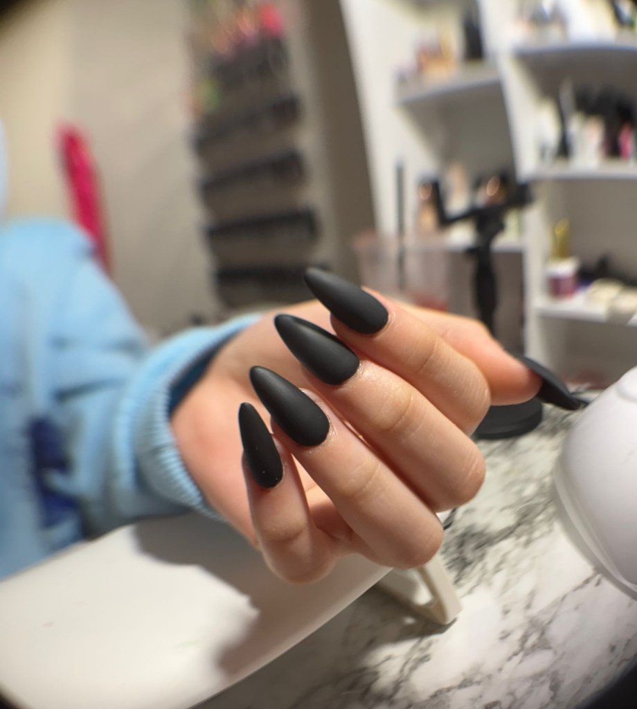 Uñas stiletto largas con acabado negro mate sedoso