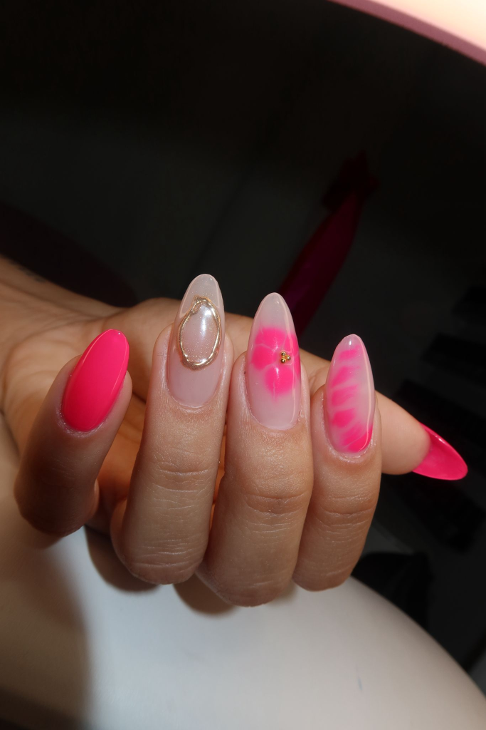 Diseño con blooming gel y detalles 3D en oro